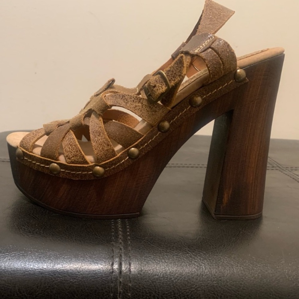 Sbicca Tan Strappy Platform Heels